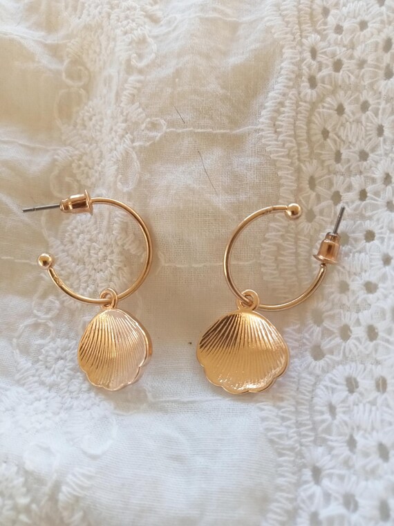 Vintage dangle shell shape earrings, goldtone sta… - image 3
