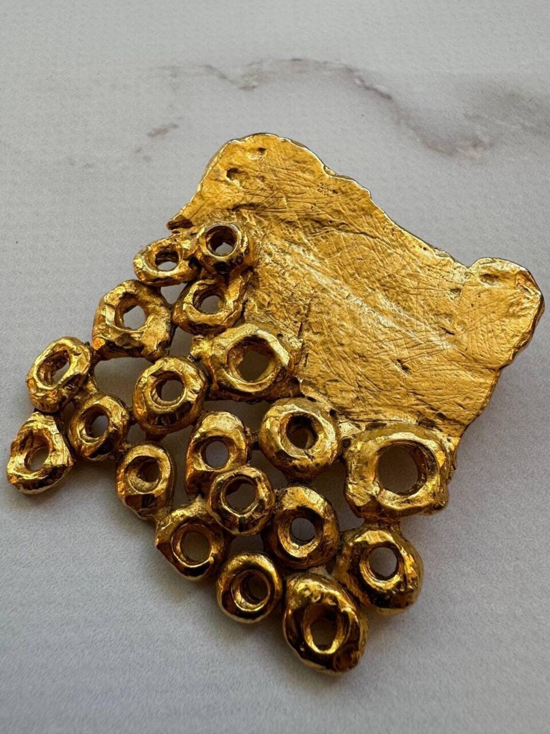 Broche Vintage Linda Hattab Paris - Pièce D'occasion Unique Et élégante, Parfaite Pour Customiser Tes Vestes Et Robes