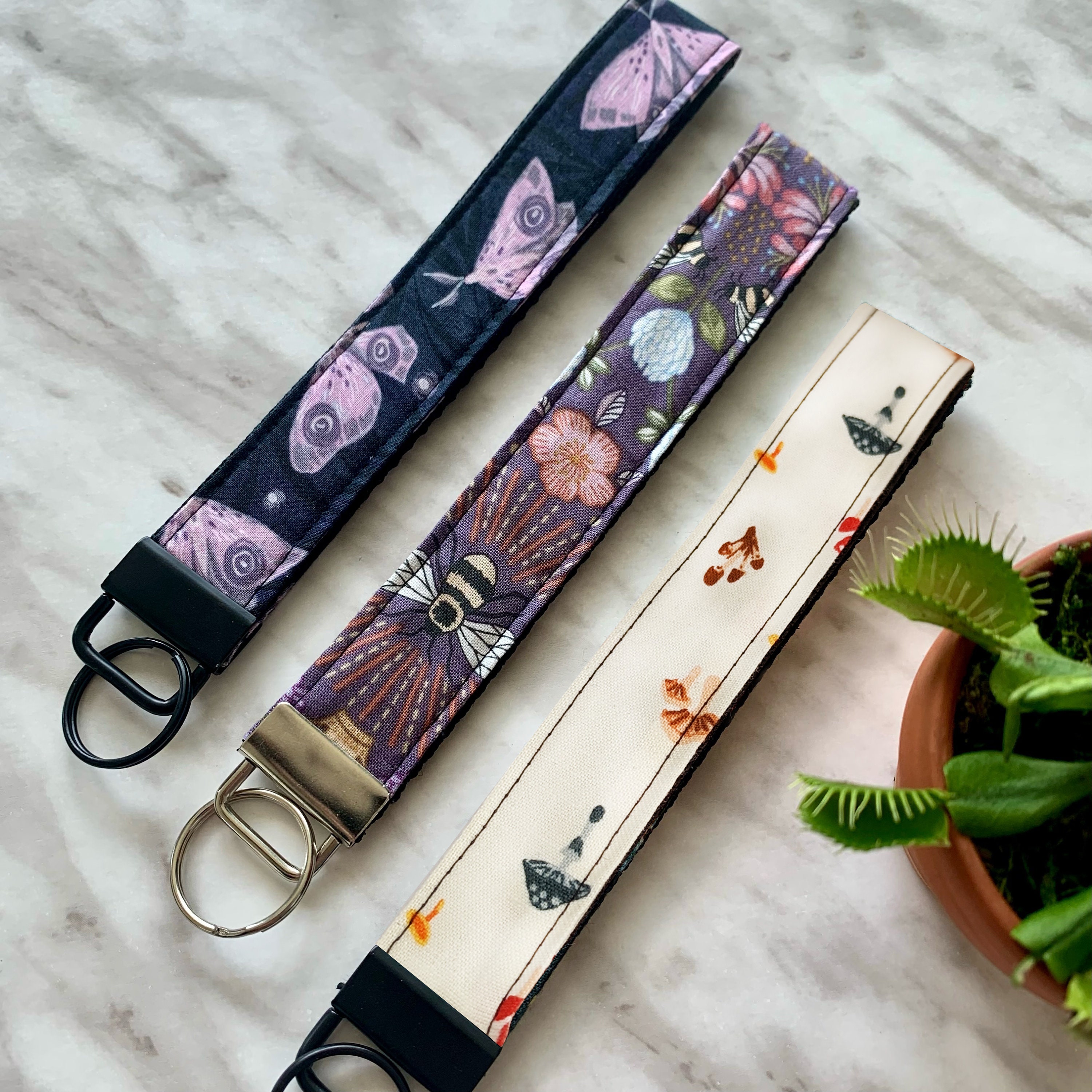  Timideer Wrist Lanyard for Keys, Wristlet Strap Keychain for  Women Men Short Lanyard for Car Keys Wallet, Cell Phone, Camera (Cherry  Blossom Grass) : Office Products