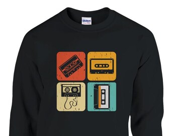 90-tals retrokassetter | 90-tals barnpresent | Present till musikälskare | Vintage kassetttröja | Klassisk unisex-tröja med rund hals | Gildan® 18000