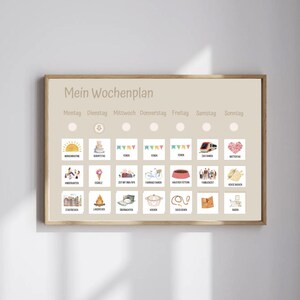 Könnte beinhalten: Ein beiger Wochenplaner mit dem Titel "Mein Wochenplan". Der Planer hat sieben Spalten für jeden Tag der Woche, mit Symbolen, die Aktivitäten wie "Kindergarten", "Eiscreme", "Lesen" und "Backen" darstellen.