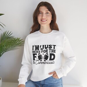 Sudadera de fútbol divertida / Solo estoy aquí por la comida, cuello redondo para portón trasero