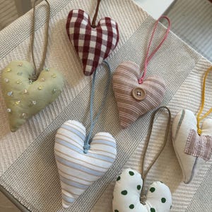 Bijou de sac en forme de cœur fabriqué à partir de tissus recyclés