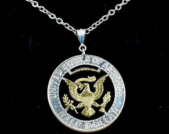 Collana con moneta da mezzo dollaro americano in argento 40%, placcata oro e tagliata a mano, con aquila, catena da 45 cm (18 pollici), NUOVA.