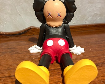 Escultura KAWS Companion pintada à mão: decoração de mesa em estilo pop art