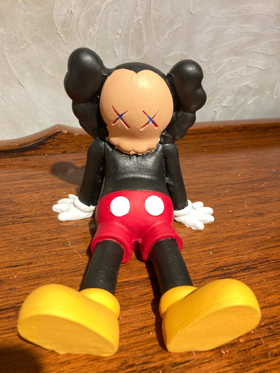 手描きのKAWSコンパニオン彫刻：ポップアートのデスクデコレーション