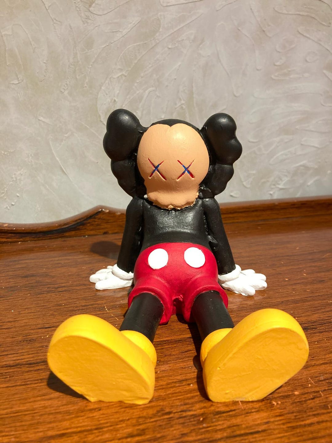 手描きのKAWSコンパニオン彫刻：ポップアートのデスクデコレーション