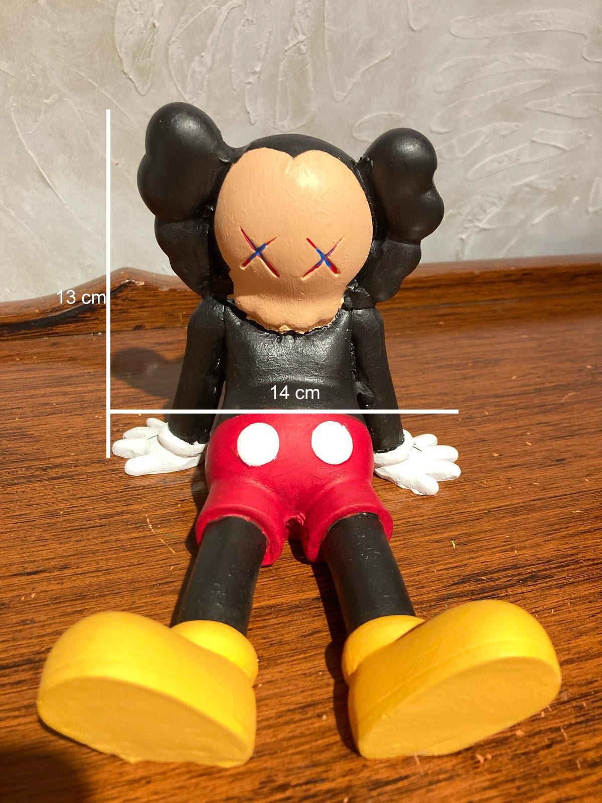 手描きのKAWSコンパニオン彫刻：ポップアートのデスクデコレーション