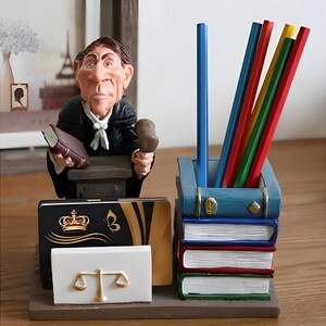 Figurina del giudice, portapenne e porta biglietti da visita del giudice, regalo perfetto per il giudice, regalo per l'ufficio, idea regalo divertente per lui, portapenne divertente