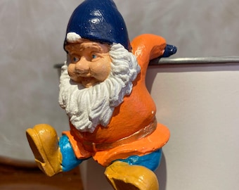 Gnomo da giardino rampicante: statuetta in poliestere dipinta a mano
