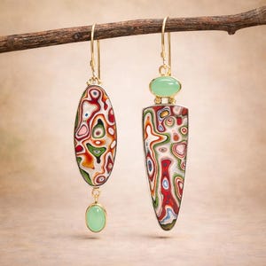 Pendientes colgantes asimétricos de hoja bohemia de fordita chapados en oro de 18 kt / Largos colgantes dorados / Rojo y verde