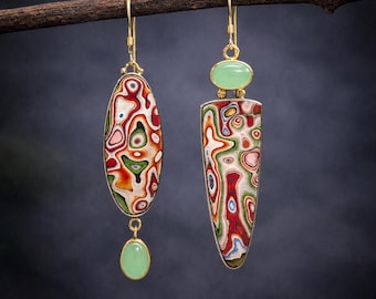 18kt vergulde Fordite asymmetrische boho-bladdruppeloorbellen | Lange gouden hanger | Rood en groen