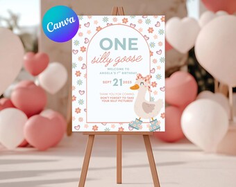 Puede incluir: Un cartel blanco con un borde floral y una linda gansa de dibujos animados con botas. El cartel dice "ONE silly goose" y "Bienvenido al 1er cumpleaños de Angela" con la fecha "Sept 21 2025". El cartel también dice "Gracias por venir, ¡no olvides tomar tus fotos divertidas!"