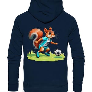 Könnte beinhalten: Marineblauer Kapuzenpullover mit einem Cartoon-Eichhörnchen, das Fußball spielt. Das Eichhörnchen trägt ein hellblaues und weißes Fußballtrikot mit der Nummer 2. Ein Fußball liegt auf dem Rasen.