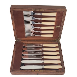 Vintage F.C. & Co Sheffield Silver-Plated Fish Cutlery Set in Original Wooden Box – Early 1900s