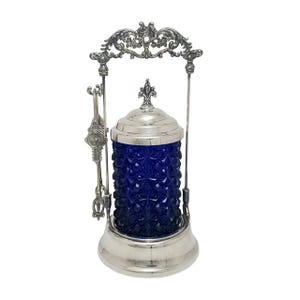 Könnte beinhalten: Ein Set aus drei Keramikbechern mit gesprenkelter, matter Oberfläche. Die Becher sind in Creme-, Hellgrau- und Dunkelgrautönen gehalten. Jeder Becher hat ein schlichtes, minimalistisches Design und einen abgerundeten Henkel.