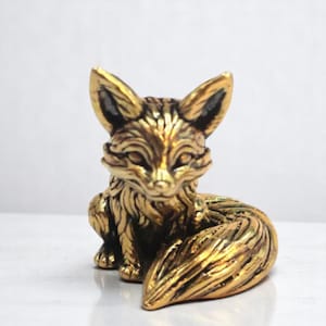 Estatueta de raposa bebê de latão - Escultura fofa de animal da floresta, presente de decoração de raposa exclusivo, ornamento de latão feito à mão para amantes de raposas e charme para casa