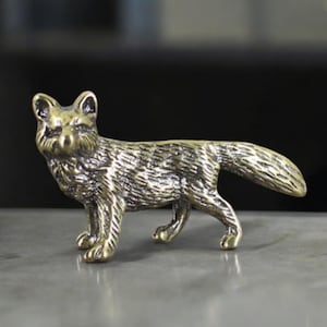 Estatueta de raposa vintage em latão – Estátua de animal em cobre maciço – Decoração fofa para bosques – Escultura em miniatura – Presente para amantes de raposas – Decoração rústica para casa