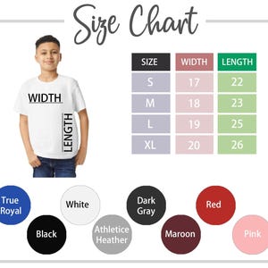 Puede incluir: Tabla de tallas para una camiseta con medidas en pulgadas. La tabla muestra el ancho y la longitud de la camiseta en las tallas S, M, L y XL. Los colores disponibles son True Royal, Blanco, Gris oscuro, Athletice Heather, Negro, Marr&oacute;n, Rojo y Rosa.