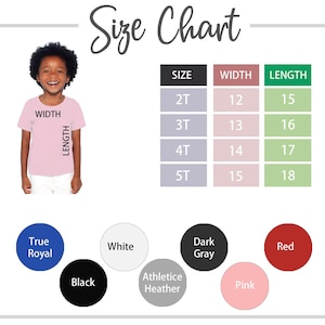 Puede incluir: Tabla de tallas para ropa de ni&ntilde;os con medidas en pulgadas. La tabla muestra las tallas 2T, 3T, 4T y 5T con las medidas de ancho y largo correspondientes. La tabla se muestra sobre un fondo blanco con un borde gris claro. Debajo de la tabla hay muestras de colores para True Royal, White, Dark Gray, Red, Black, Athletice Heather y Pink.