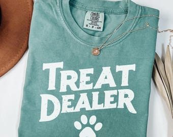 Camiseta divertida Comfort Colors® para amantes de los perros, regalo para mamás de perros, camiseta de repartidor de golosinas, camiseta para perros, regalo para amantes de los perros, regalo de Navidad para mamás de perros, camiseta divertida para perros