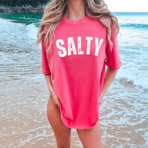 Camiseta Salty Comfort Colors - Camisa playera de moda - Camiseta de verano - Camisa de vacaciones - Ropa preppy para niñas - Conjuntos de verano bonitos para mujeres
