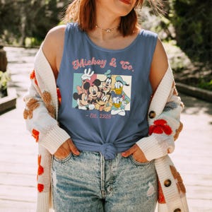 Regata Disney Disney Mickey & Co Est. 1928 Jersey Regata Disneyland Disneyworld Mickey e Amigos Regatas Combinando Viagem em Família Disney