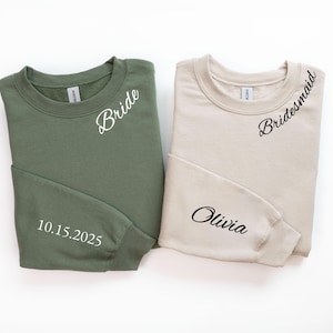 Benutzerdefinierte Braut Sweatshirt, Datum auf Ärmel, Braut am Ausschnitt, personalisierte Junggesellinnenparty Hoodie, Brautjungfer Geschenk Trauzeugin Geschenke