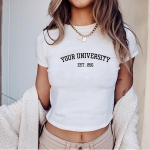 Custom College Baby-T-shirt, gepersonaliseerd trendy Y2K-shirt, College Merch-kleding, achterklep Game Day-shirt, drinkteam, vrouwenclubcadeau