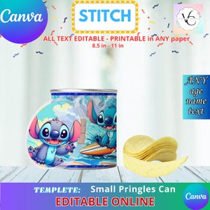Puede incluir: Plantilla imprimible para una lata pequeña de Pringles con Stitch de Lilo & Stitch. La plantilla mide 8,5 pulgadas por 11 pulgadas e incluye un diseño azul y blanco con Stitch surfeando en una ola. El texto "ALL TEXT EDITABLE - PRINTABLE in ANY paper" está incluido en la plantilla. El texto "TEMPLETTE: Small Pringles Can EDITABLE ONLINE" también está incluido en la plantilla.