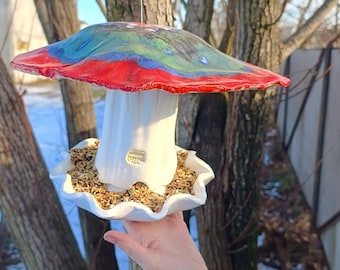Comedero para pájaros pequeños hecho a mano con forma de hongo