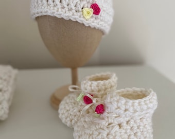 Newborn Gift Set/Newborn Booties/Newborn Crochet Hat/New Baby Hat/Baby Shower