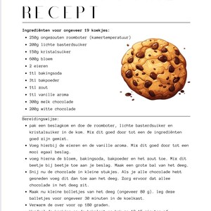 Może przedstawiać: Przepis na ciasteczka z kawałkami czekolady w języku niderlandzkim. Obraz przedstawia upieczone ciastko z kawałkami czekolady. Przepis zawiera składniki i instrukcje, z miarami w gramach.