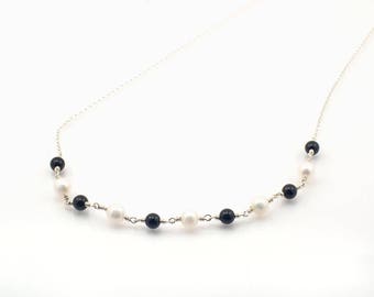 Blanc collier de perle + noir onyx, perles d’eau douce, Pierre noire, moderne, graphique, collier classique, porter au bureau, à la main, superposition