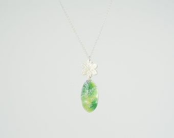 Gespikkelde groene glazuur met Zilveren bloem hanger, handgemaakte sieraden, vrouwelijke sieraden, uniek design, oven ontslagen glazuur, kleurrijke