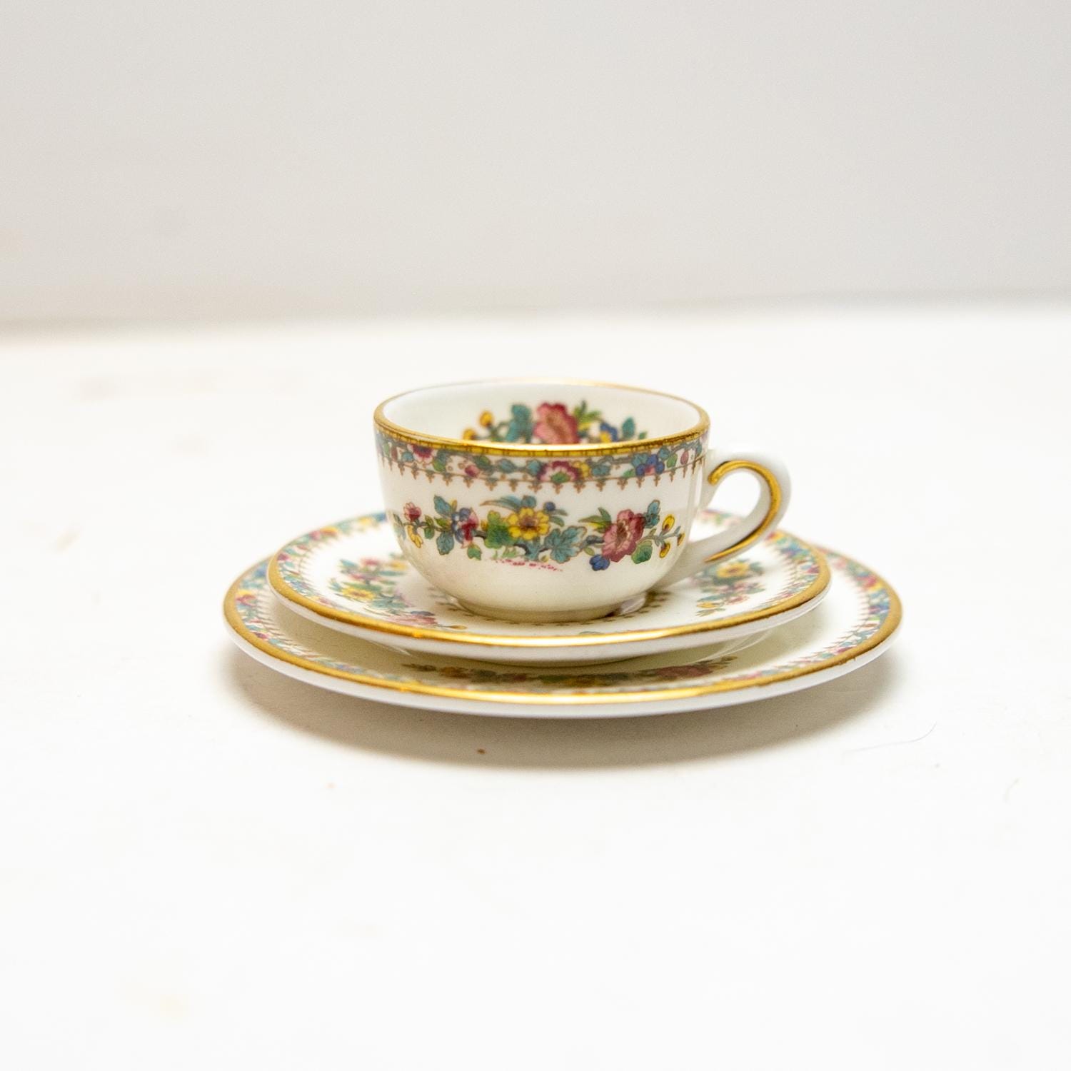 英国COALPORT　C&S Antique English Coalport Miniature Cup and Saucers (3 Piece Set