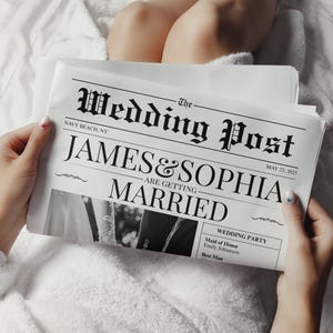 Pode incluir: Um jornal intitulado "The Wedding Post" anuncia o casamento de James e Sophia em 21 de maio de 2025. O jornal é segurado por uma pessoa vestindo um roupão branco, repousando sobre um lençol branco. A manchete é em negrito e elegante.