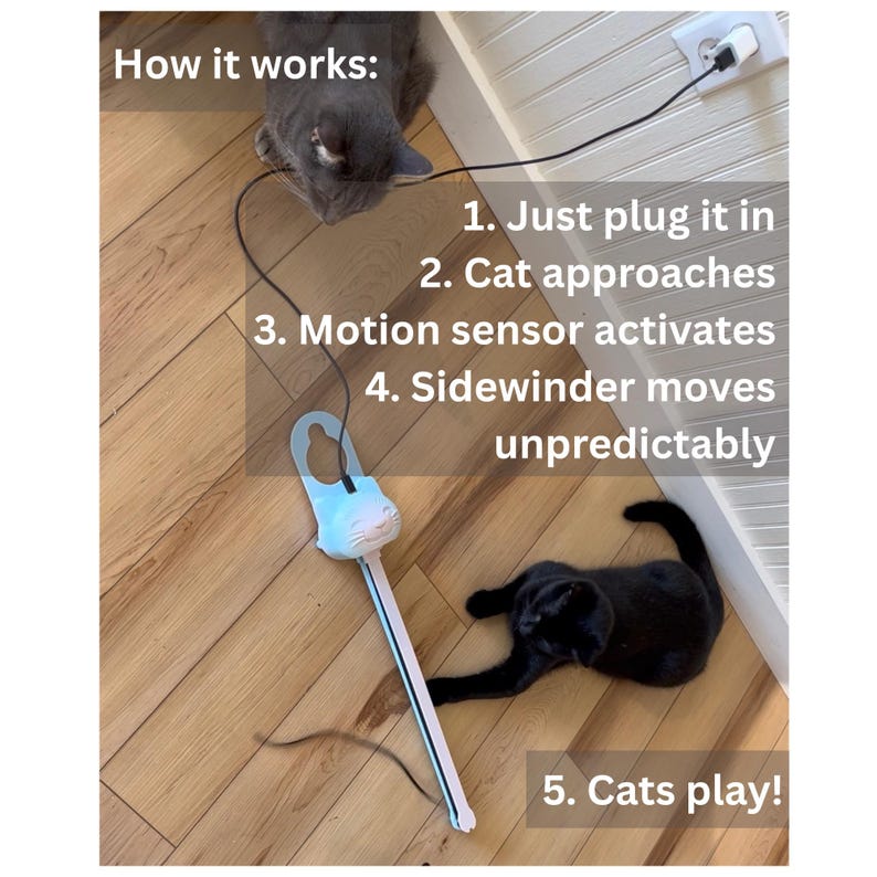 Op de afbeelding: Een wit elektronisch kattenspeeltje met een bewegingssensor en een lange, dunne arm, aangesloten op een stopcontact. De tekst luidt: How it works: 1. Just plug it in 2. Cat approaches 3. Motion sensor activates 4. Sidewinder moves unpredictably 5. Cats play!