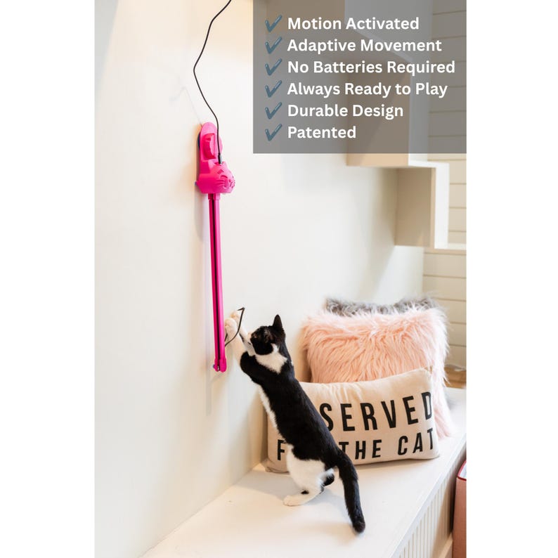 Op de afbeelding: Een felroze, aan de muur gemonteerd kattenspeeltje met een lange verticale stang en een bungelend koord. De tekst op de afbeelding luidt: Motion Activated, Adaptive Movement, No Batteries Required, Always Ready to Play, Durable Design, Patented.
