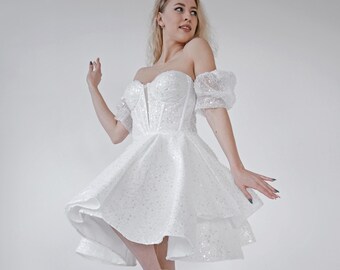 赤いコルセットのミニドレス、ふわふわのオーガンザのドレス、ふわふわ