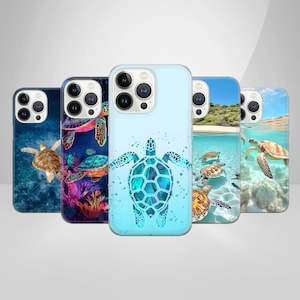 Puede incluir: Conjunto de cinco fundas para iPhone con diferentes diseños de tortugas marinas. Las fundas son todas transparentes con un fondo azul y presentan tortugas marinas de colores. Una funda presenta una sola tortuga marina en el centro, mientras que las otras fundas presentan varias tortugas marinas nadando en el océano.