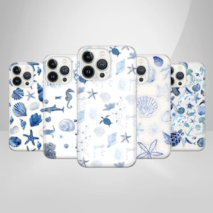 Peut inclure: Cinq étuis de téléphone différents avec un motif aquarelle bleu et blanc représentant des coquillages, des étoiles de mer, des hippocampes et des tortues de mer.