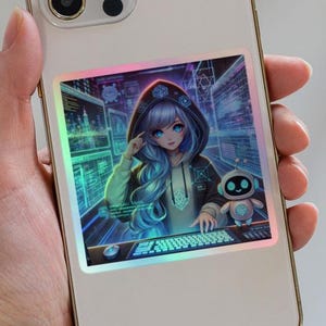 Puede incluir: Un iPhone blanco con una pegatina holográfica de una chica de anime de pelo azul frente a una pantalla de ordenador. La pegatina tiene un borde arcoíris iridiscente.