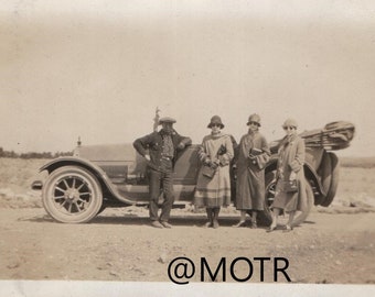 Vernacular Photo "Cool Ladies" Original Snapshot