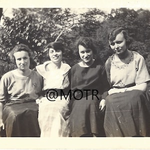 Vernacular Photo Pretty Ladies in Fantastic Fashions Original Snapshot