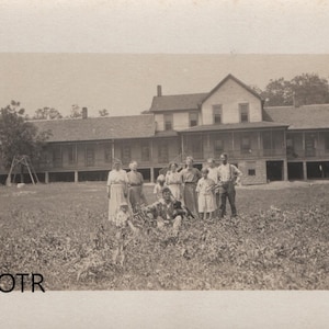 RPPC Real Photo Carte postale Famille dans la cour Photo trouvée