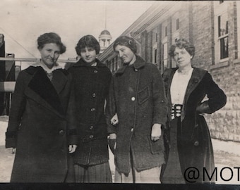 Vernacular Photo "Women of the Family" Original Snapshot