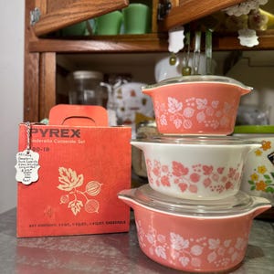 Neuwertiges rosa Stachelbeer Auflauf Set mit Original Box