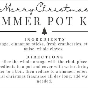 Op de afbeelding: Een zwart-witte printbare receptkaart voor een kerst-stoofpot-set. De kaart heeft de titel "Merry Christmas Simmer Pot Kit" en bevat een lijst met ingrediënten en instructies. De ingrediënten zijn: 1 sinaasappel, kaneelstokjes, verse cranberries, steranijs en hele kruidnagels. De instructies zijn: snijd de hele sinaasappel met de schil in plakjes, doe de ingrediënten in een pan en bedek met water, breng het water aan de kook, laat het vervolgens sudderen, geniet de hele dag van de natuurlijke kerstgeur, voeg indien nodig water toe.