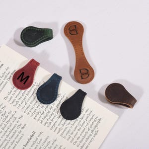Gepersonaliseerde leren bladwijzer, magnetische leren bladwijzer, naam bladwijzer, handgemaakte magneet bladwijzer, cadeau voor lezer, aangepast cadeau voor haar/hem